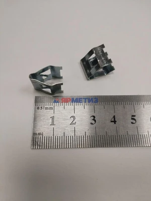 Пружина (скрепка) крышки блока предохранителей Калина, панели приборов Шеви, Калина арт. 21230-5325128фото