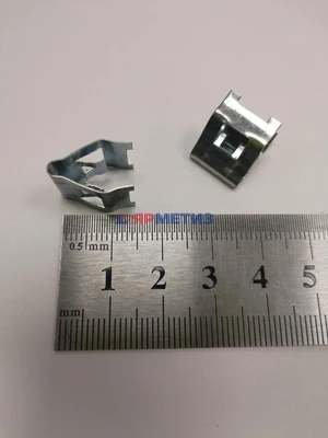 Пружина (скрепка) крышки блока предохранителей Калина, панели приборов Шеви, Калина арт. 21230-5325128